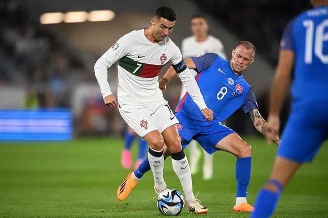 周杰伦脚踩足球同框周星驰 有合作？