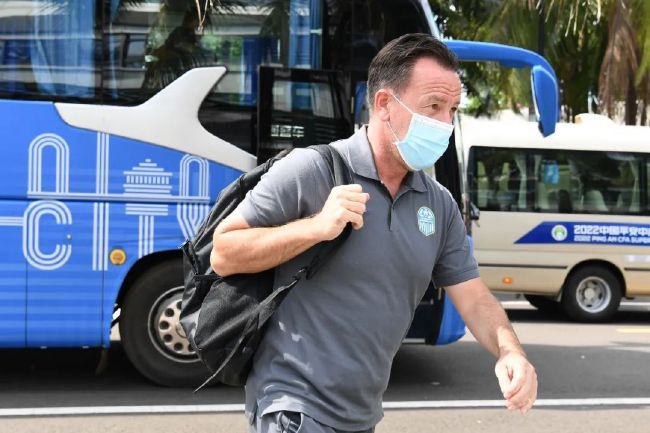 史密斯不仅赤裸上身露出晃眼肌肉，而且手持棍棒与另一演员搏斗，俨然是要把喜剧片当动作片来拍。